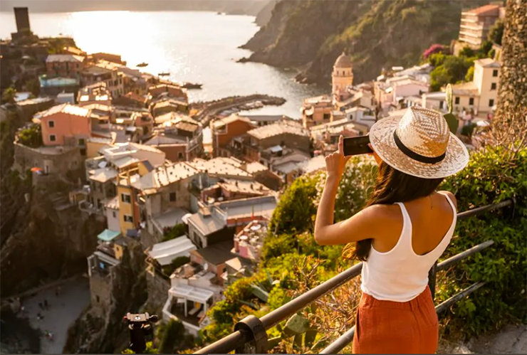 Cinque Terre, Ý: Có điều gì đẹp hơn được chiêm ngưỡng những ngôi làng ven biển xinh đẹp đã trải qua hàng thế kỷ này? 5 thị trấn Manarola, Riomaggiore, Corniglia, Vernazza và Monterosso al Mare&nbsp;là những điểm đến&nbsp;không thể thiếu đã quyến rũ hàng triệu trái tim những người yêu thích du lịch.


