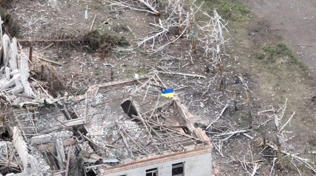 Lực lượng Ukraine cắm cờ ở Robotyne. Ảnh: Reuters