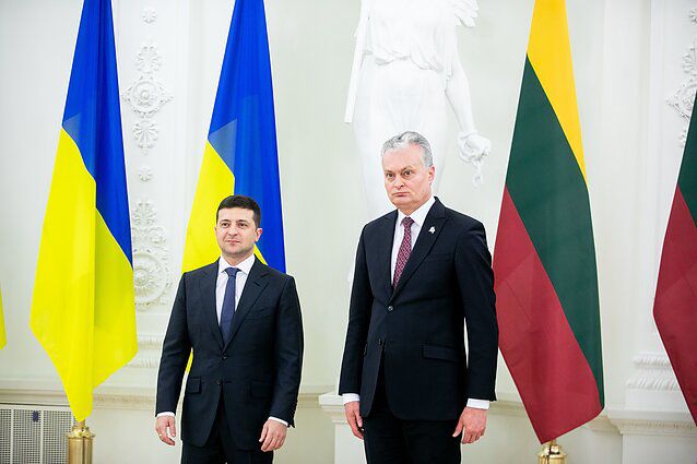 Tổng thống Litva Gitanas Nauseda (phải) và Tổng thống Ukraine Volodymyr Zelenskyy (trái). Ảnh: LRT