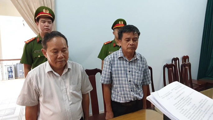 Ông Lê Hoa (trái) và ông Mạc Văn Đại nghe đọc lệnh bắt tạm giam.