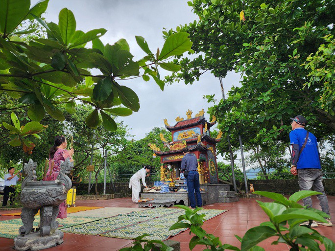 Ngay sát di tích, người dân còn tự ý xây 1 miếu lớn - ảnh Hoàng Phúc