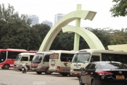Bãi đỗ xe tự phát ”bịt” cổng nhiều công viên ở Hà Nội