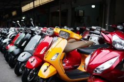 Thị trường - Tiêu dùng - Lượng khách giảm 90%, chủ cửa hàng xe máy cũ như "ngồi trên đống lửa"