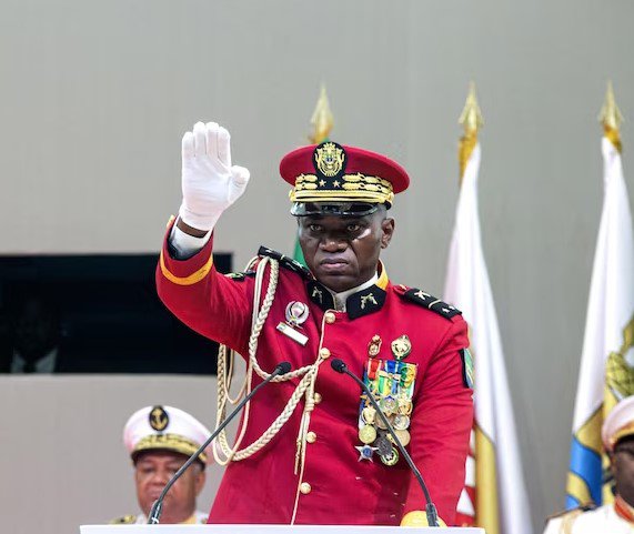 Tướng Brice Clotaire Oligui Nguema là người ký tuyên bố trả tự do cho Tổng thống bị phế truất. Ảnh: Reuters