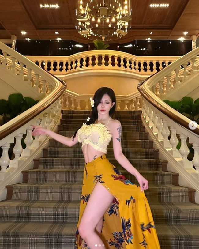 Nàng mẫu “nghiện” khoe cơ bụng đẹp nhờ chăm chỉ tập tành - 7