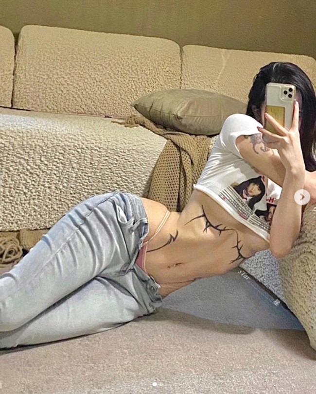 Nàng mẫu “nghiện” khoe cơ bụng đẹp nhờ chăm chỉ tập tành - 3