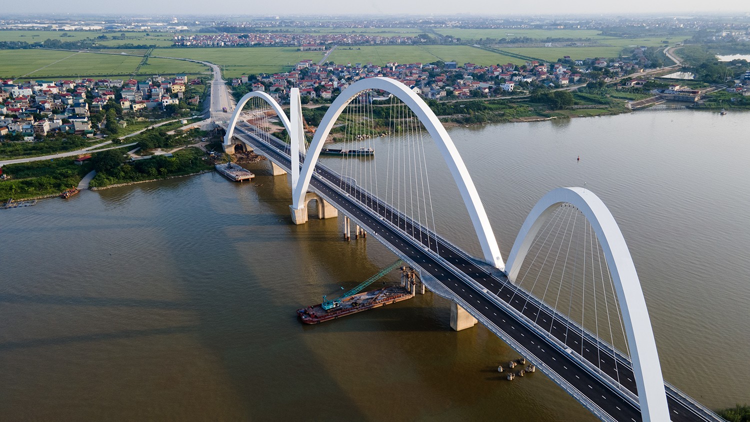 Cầu Phật Tích - Đại Đồng Thành bắc qua sông Đuống, nối huyện Tiên Du và Thuận Thành, được khởi công từ năm 2018, đây là công trình trọng điểm của tỉnh Bắc Ninh với tổng mức đầu tư 1.927 tỷ đồng.