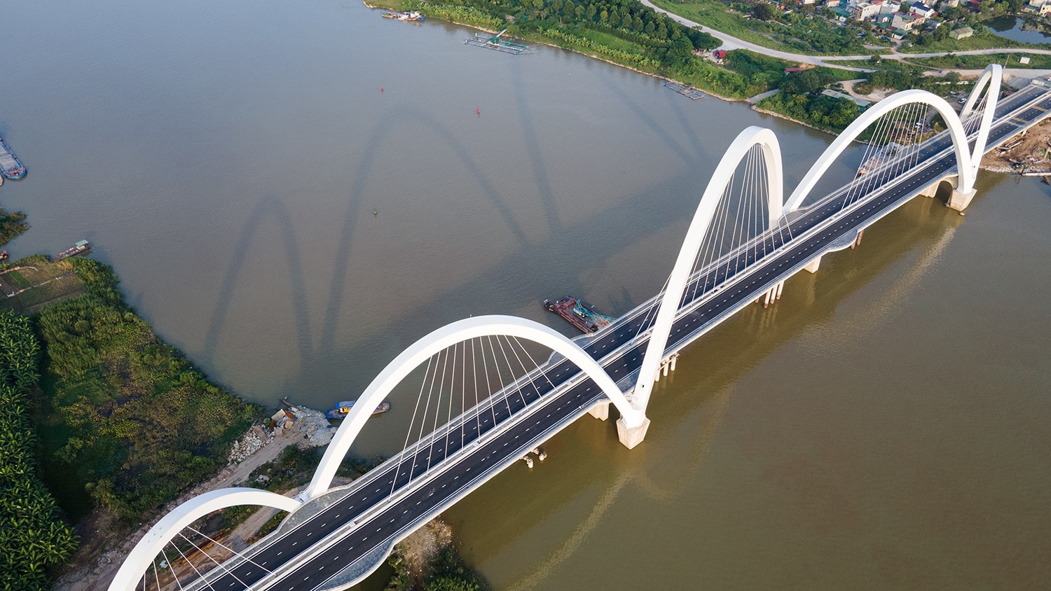 Cầu có tổng chiều dài hơn 1,5km, rộng 22,5m với kiến trúc 5 nhịp vòm cao từ 40 - 67m và 1 vòm thép cao 87m. Đây là điểm nhấn nổi bật của cầu và được xem là cầu có vòm thép cao nhất Việt Nam cho đến hiện tại.
