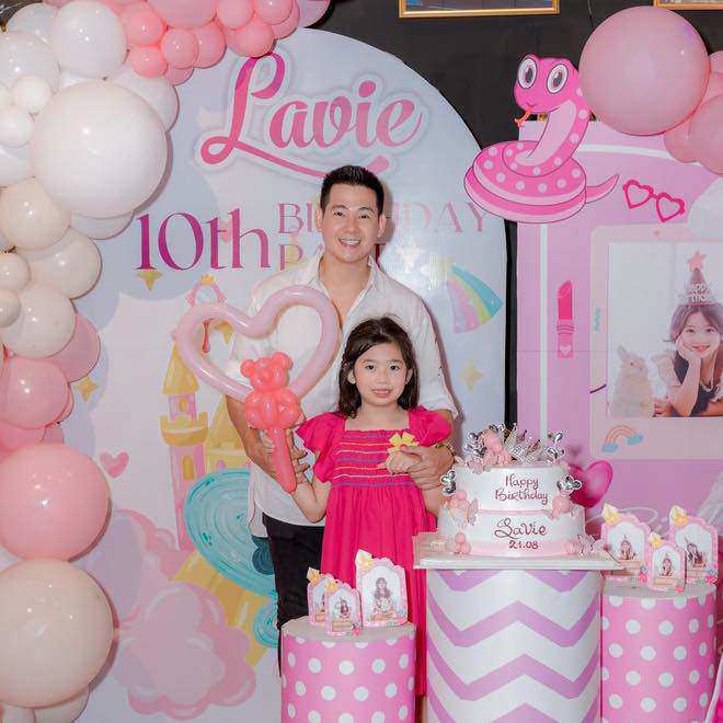 Nam ca sĩ tổ chức sinh nhật cho con gái khi về Việt Nam