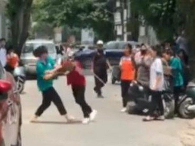 Pháp luật - Xôn xao clip nữ sinh giật tóc, đánh bạn, cãi lại người lớn giữa đường