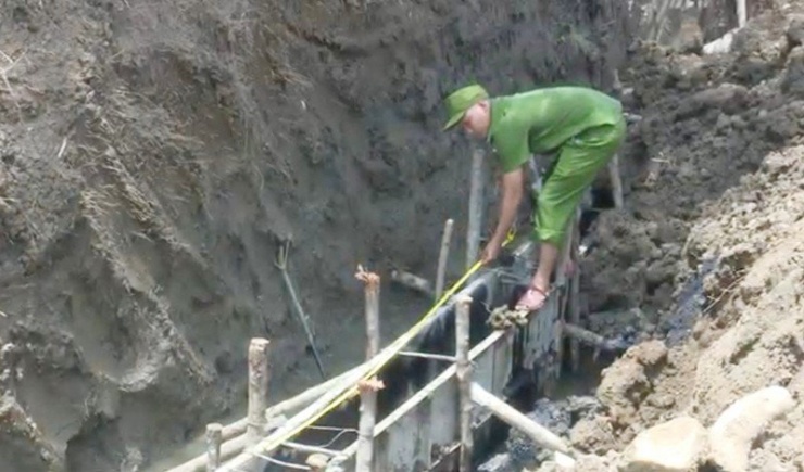 Khu vực bị sập mái ta luy. Ảnh: KHẮC NHO