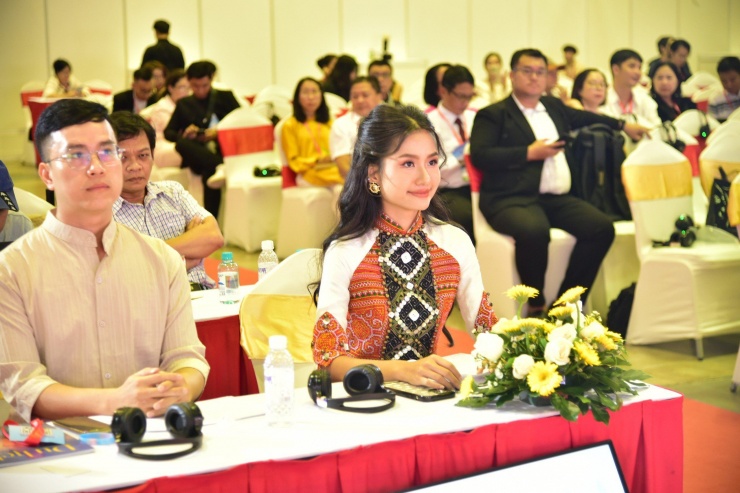 Hoa hậu Môi trường Thế giới Nguyễn Thanh Hà và ông Phan Trọng Thắng, Giám đốc Bán hàng và Tiếp thị của Công ty Metta Voyage