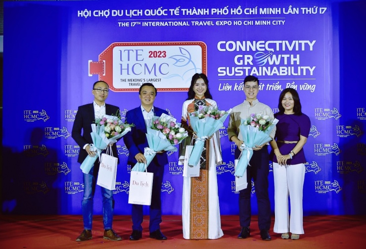 Bà Nguyễn Thị Thu Hà (phải), TBT Tạp chí Du lịch TP.HCM, tặng hoa cho các diễn giả, khách mời của hội thảo