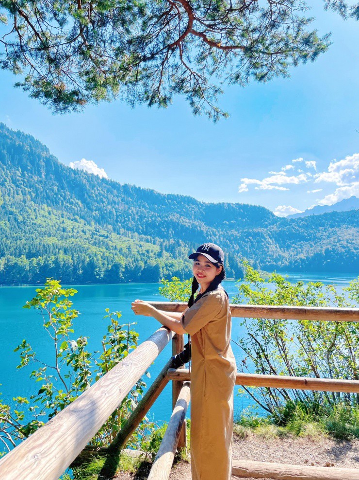 Dưới chân Neuschwanstein là hồ Aplsee xinh đẹp tưởng không có thật ngoài đời.