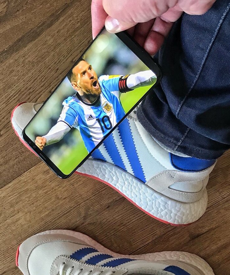 Giờ mới biết đôi giày tôi mang trùng với màu áo của Messi.
