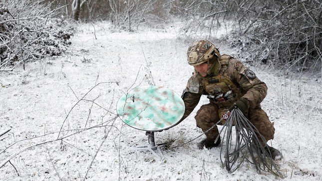 Một binh sĩ Ukraine ngắt kết nối Starlink. Ảnh: Reuters