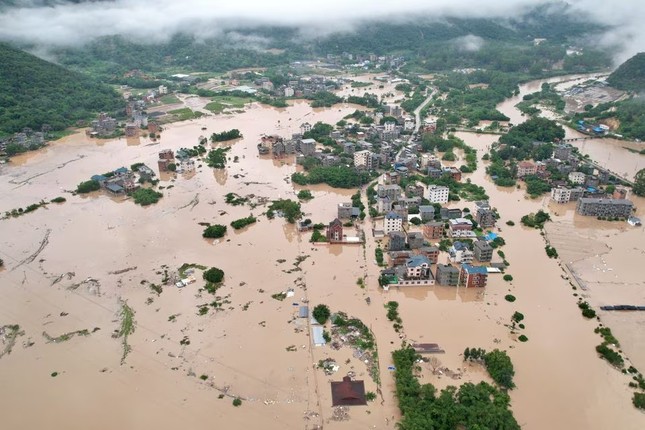Hơn 36.000 người phải sơ tán khỏi nhà, đường dây điện và thông tin liên lạc bị hư hại; gần 4.195 ha đất nông nghiệp bị ngập, gây thiệt hại khoảng 552 triệu nhân dân tệ (tương đương 75 triệu USD).