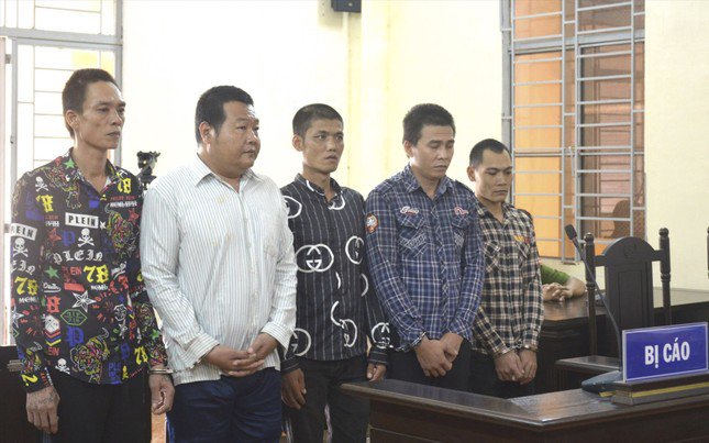 Nguyễn Công Toàn (thứ hai từ trái sang) và 4 bị cáo còn lại tại tòa