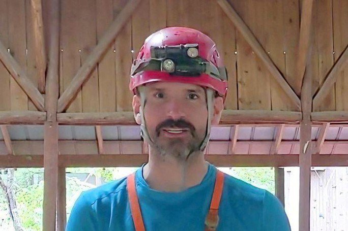 Nhà thám hiểm hang động người Mỹ Mark Dickley đang bị mắc kẹt ở độ sâu 1.000 m - Ảnh: REUTERS/NCRC/HANDOUT