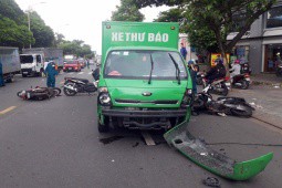 TP.HCM: Sau tiếng gào thét “chạy đi”, xe tải tông hàng loạt xe máy ở Gò Vấp