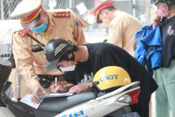 Tin tức trong ngày - Thông tư mới: Lái xe ô tô, xe máy sẽ bị CSGT tạm giữ giấy tờ nào để đảm bảo nộp phạt?