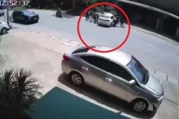 Tin tức trong ngày - Clip: Chạy bất ổn, ô tô gặp nạn “lăn lộn” trên đường