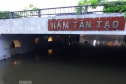 Tin tức trong ngày - Hầm chui Tân Tạo thất thủ, người dân TPHCM 'khóc' trong cơn mưa