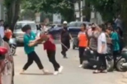 Pháp luật - Xôn xao clip nữ sinh giật tóc, đánh bạn, cãi lại người lớn giữa đường