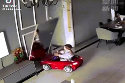 Phi thường - kỳ quặc - Ô tô đồ chơi đâm vào chiếc gương dựng góc nhà, cậu bé thoát nạn nhờ hành động cực thông minh