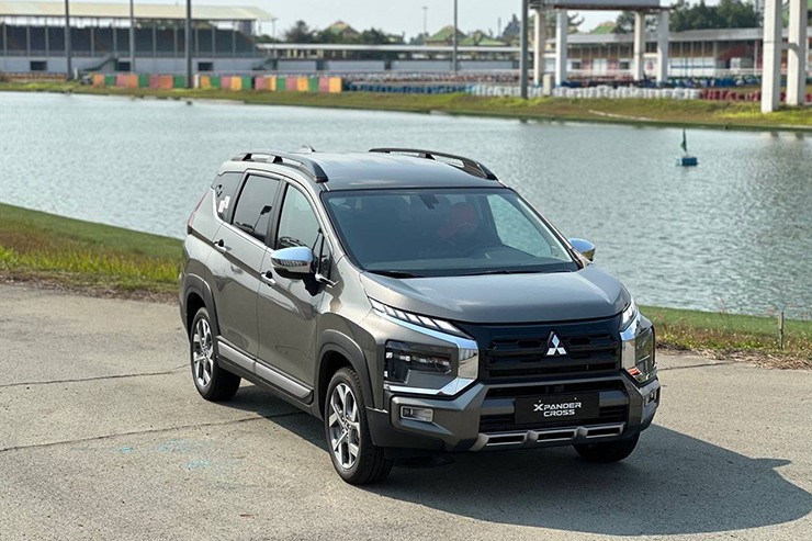 Giá xe Mitsubishi Xpander Cross tháng 9/2023, ưu đãi 50% LPTB và quà tặng - 1