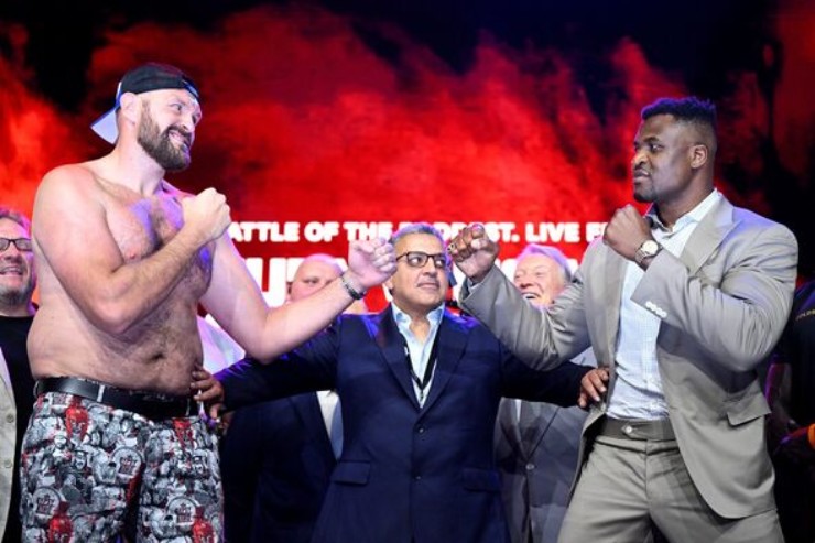 Fury (trái) đấu nhà vô địch hạng nặng UFC Ngannou (phải) vào 28/10