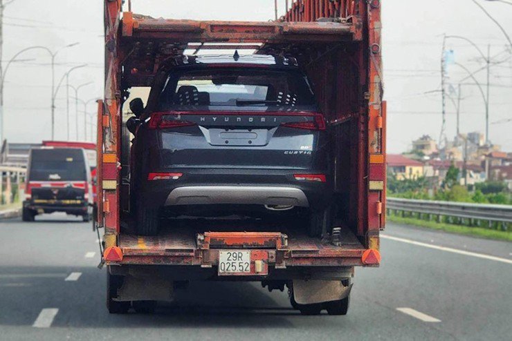 Hyundai Custin&nbsp;được vận chuyển trên đường phố Việt Nam. Ảnh: Nguyễn Trung Nghĩa