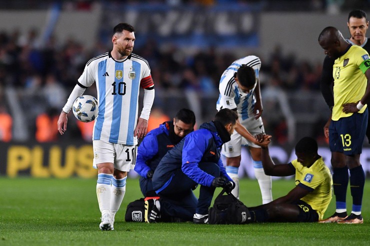 Caicedo tự mình chấn thương sau khi cố gắng lấy bóng từ chân Messi