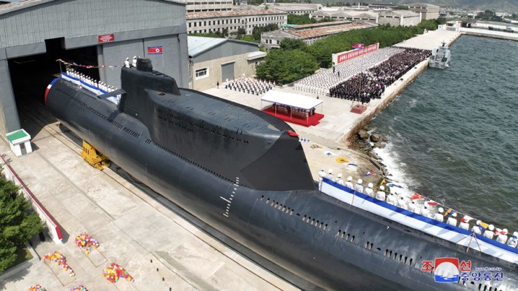 Cận cảnh mẫu tàu ngầm mới được Triều Tiên hạ thủy. Ảnh: KCNA.