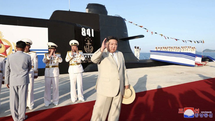 Nhà lãnh đạo Triều Tiên Kim Jong Un dự lễ hạ thủy tàu ngầm mới. Ảnh: KCNA.