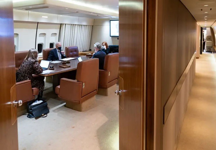 Theo Business Insider, Không Lực Một có phòng hội nghị, phòng ăn, khu dành riêng cho Tổng thống, văn phòng cho nhân viên cấp cao, phòng y tế.

