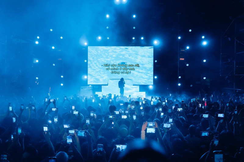 Khoảnh khắc ấn tượng nhất đêm diễn Happy Bee tối qua khi hàng ngàn khán giả đồng loạt cùng hoà giọng với nghệ sĩ