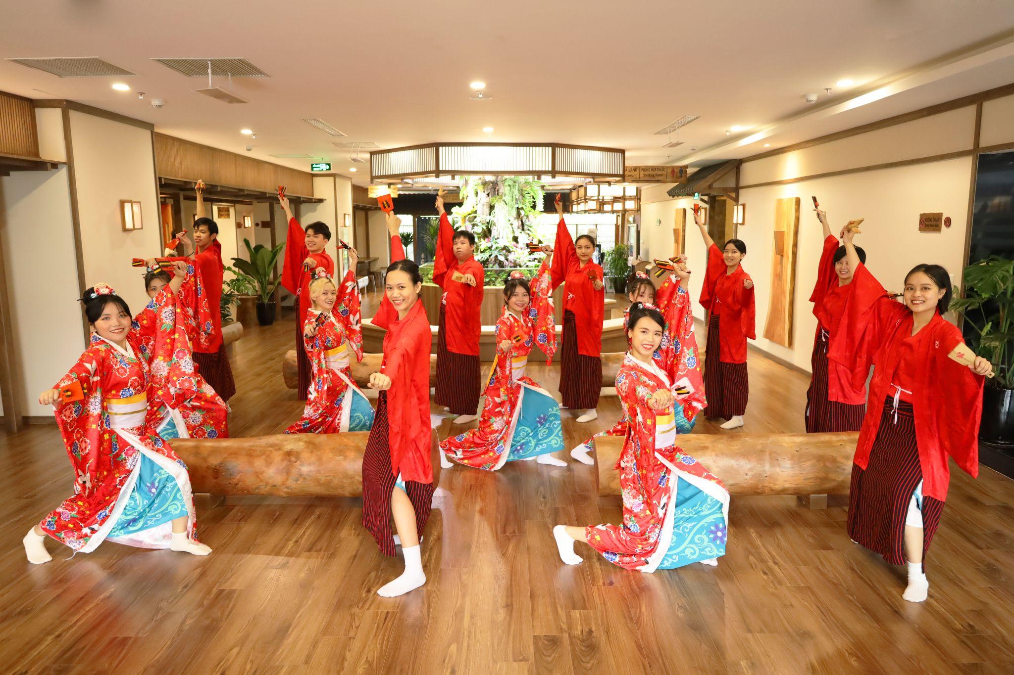 Tiết mục nhảy Yosakoi mừng khai trương tại AMARE