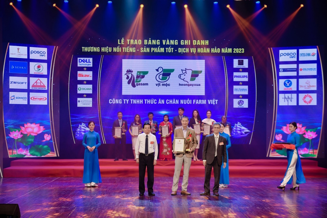 Ông Nguyễn Chót - Phó tổng giám đốc công ty TNHH Thức ăn chăn nuôi Farm Việt được vinh hạnh nhận cúp và chứng nhận.