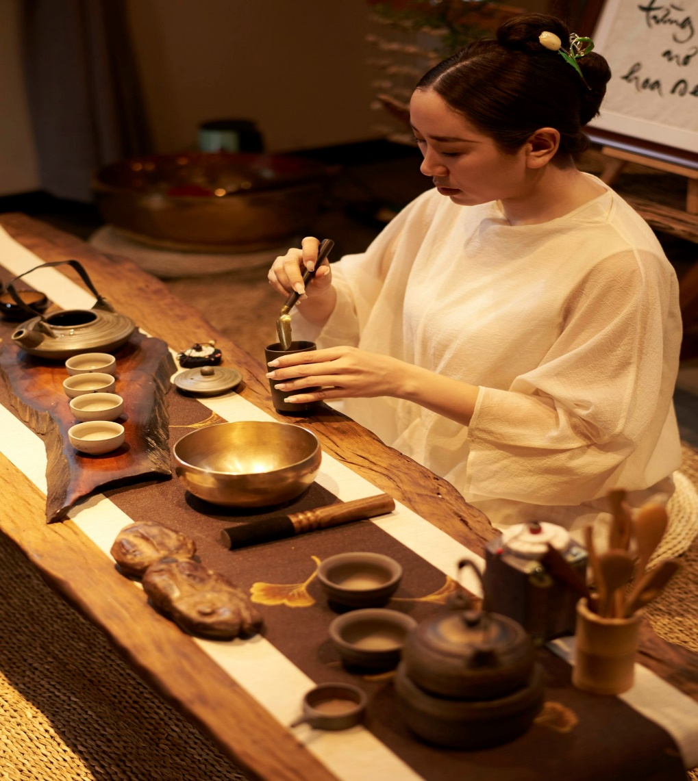 Master Hoàng Tuyết Mai chia sẻ cách thưởng thức trà đạo cho học viên