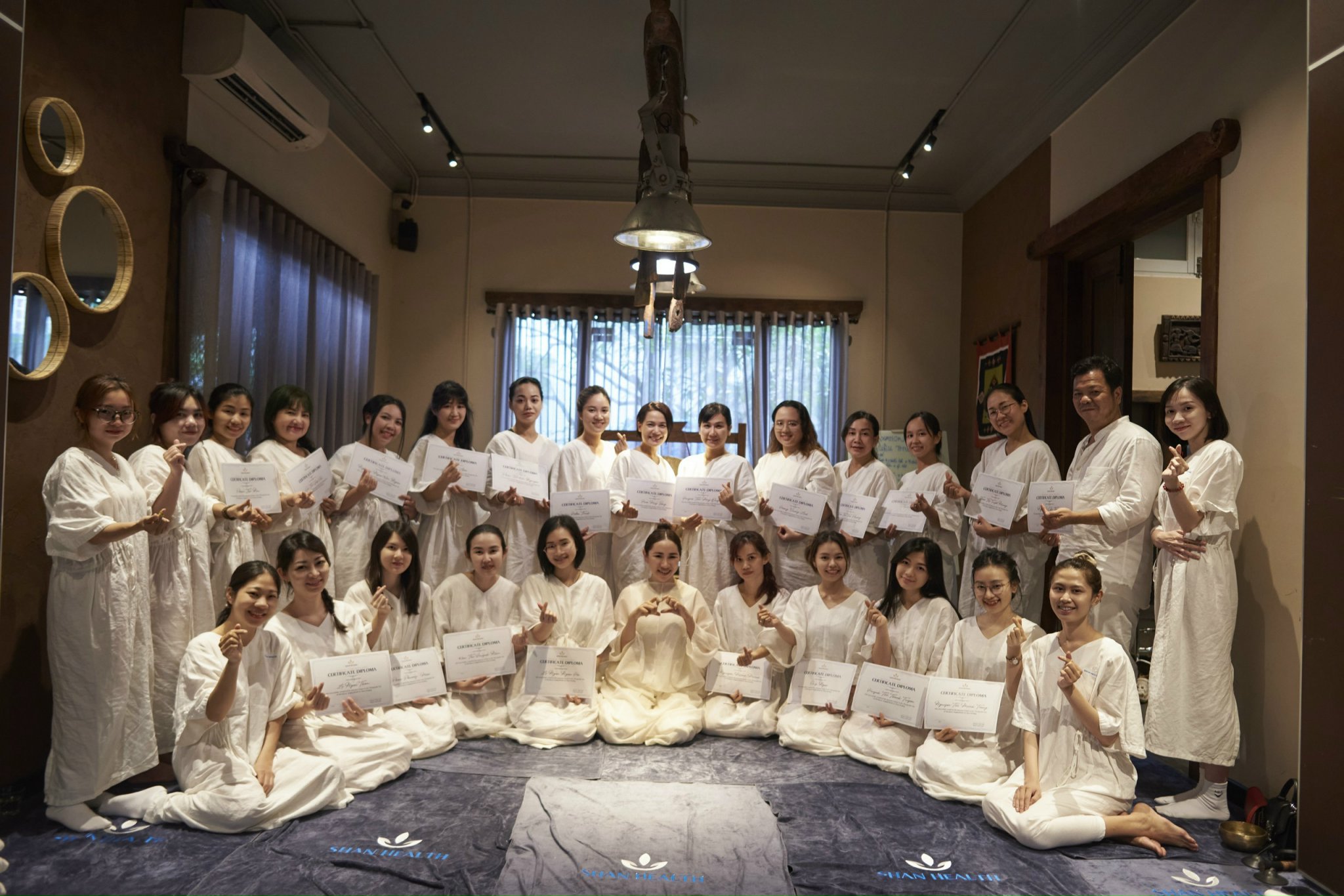 Các học viên vui mừng khi nhận giấy chứng chỉ từ Master Hoàng Tuyết Mai sau khi kết thúc khóa học tại SHAN Healing