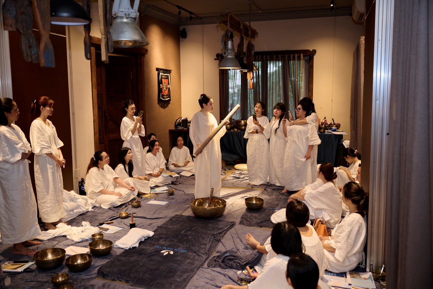 Master Hoàng Tuyết Mai tâm huyết, giảng dạy tận tình cho học viên