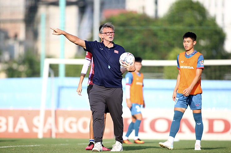 HLV Troussier chỉ đạo U23 Việt Nam tập luyện chiều ngày 8/9.