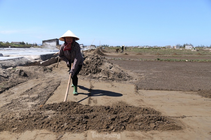 Để làm ra được một mẻ muối phải trải qua nhiều công đoạn. Bắt đầu từ việc chuẩn bị ruộng, đầm đất, lấy nước mặn vào ruộng, phơi cát, ngâm cát, đến lắng lọc nước rồi múc đưa lên ô nại phơi. Đến chiều, nước biển bốc hơi để lại những hạt muối tinh khiết trên nền bê tông, người dân sẽ dùng các dụng cụ tự chế để thu hoạch muối rồi chở về nhà kho.