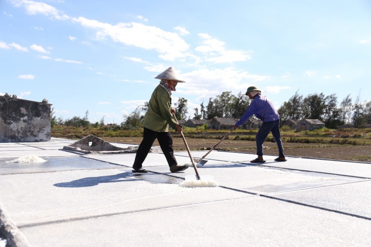 Muối kết tinh, thời điểm này, diêm dân hối hả bắt tay vào công đoạn thu hoạch.