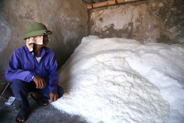 Để nâng cao hiệu quả trong sản xuất muối, UBND tỉnh Nghệ An đã có nhiều chính sách hỗ trợ diêm dân như cải tiến chắt lọc, hỗ trợ bạt ni lông để thay đổi phương thức từ sản xuất muối phơi cát truyền thống sang sản xuất muối phơi bạt... Mặc dù đã có nhiều chính sách hỗ trợ từ sản xuất, chế biến nhưng nghề sản xuất muối truyền thống đang đứng trước nguy cơ mất dần lao động.