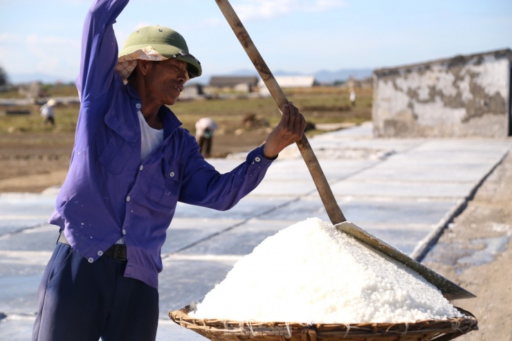 Theo nhiều diêm dân, giá muối nhiều năm nay vẫn chưa thoát khỏi sự phập phù, lên xuống. Điệp khúc được mùa mất giá, được giá mất mùa vẫn cứ luẩn quẩn.