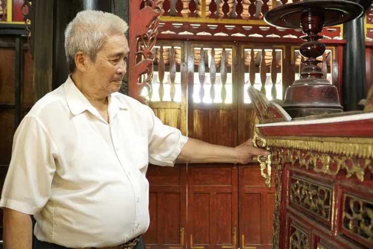 Ông Ngàn cho biết, mỗi lần xin sửa chữa đình thì thủ tục rườm rà, làm cho ông và thành viên trong ban quý tế đắn đo. ẢNH: NHẬT DIỄM