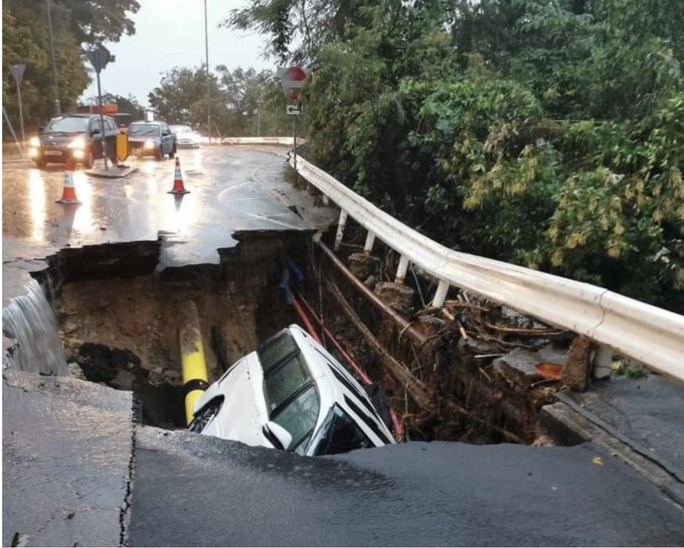 "Hố tử thần" xuất hiện trên đường
Island.