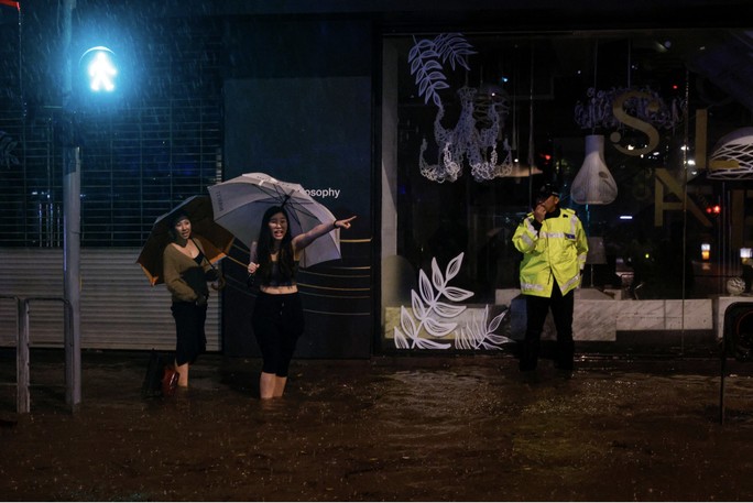 Cận cảnh ngập lụt khủng khiếp ở Hồng Kông - 1